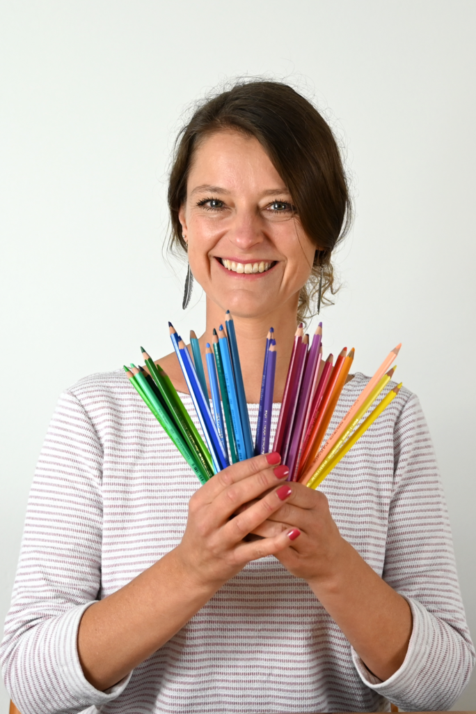 Laura mit einem Fächer aus Buntstiften